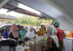 Sesi walkabout YB Dr. Zaliha Binti Mustafa, Menteri di Jabatan Perdana Menteri (Wilayah Persekutuan) ke Food Trailer Presint 18