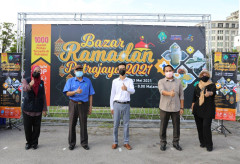 Edaran Bubur Lambuk oleh Datuk Presiden Perbadanan Putrajaya di Bazar Ramadan Putrajaya