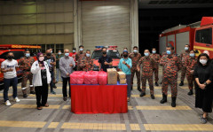 Penyerahan Sumbangan Juadah Sahur Kepada Petugas Barisan Hadapan