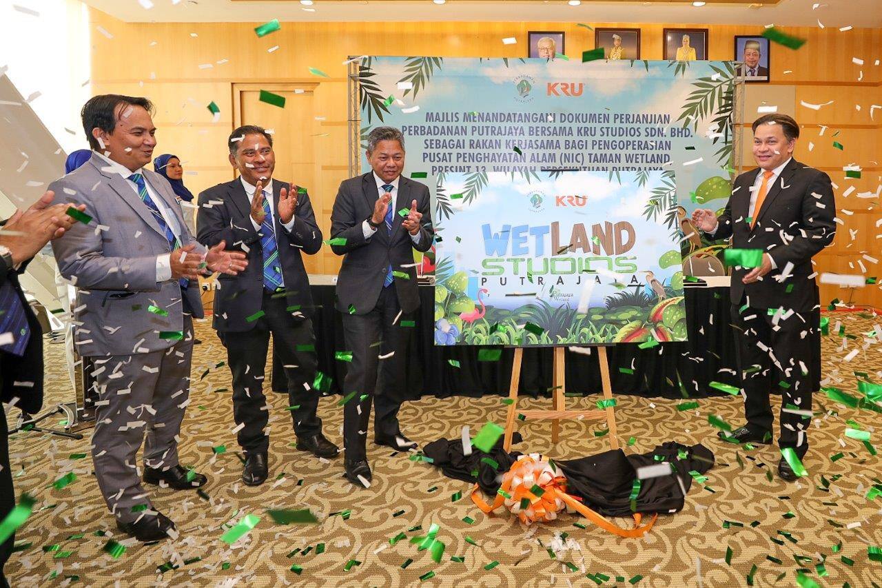 MAJLIS MENANDATANGANI DOKUMEN PERJANJIAN PERBADANAN PUTRAJAYA BERSAMA KRU STUDIOS SDN. BHD. SEBAGAI RAKAN KERJASAMA BAGI PENGOPERASIAN PUSAT PENGHAYATAN ALAM (NIC) TAMAN WETLAND, PRESINT 1