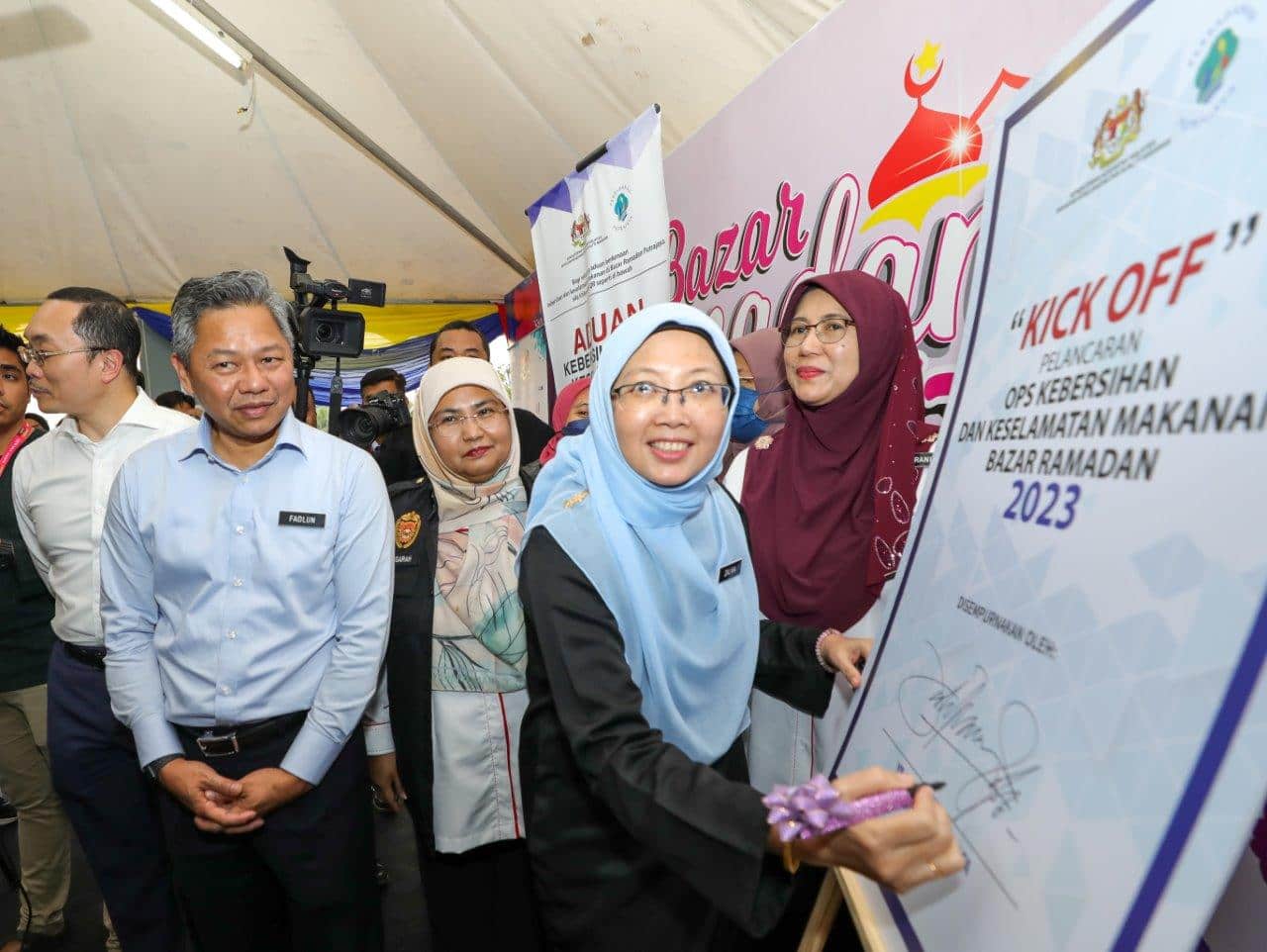 PROGRAM WALKABOUT YB MENTERI KESIHATAN DI BAZAR RAMADAN PRESINT,3 PUTRAJAYA