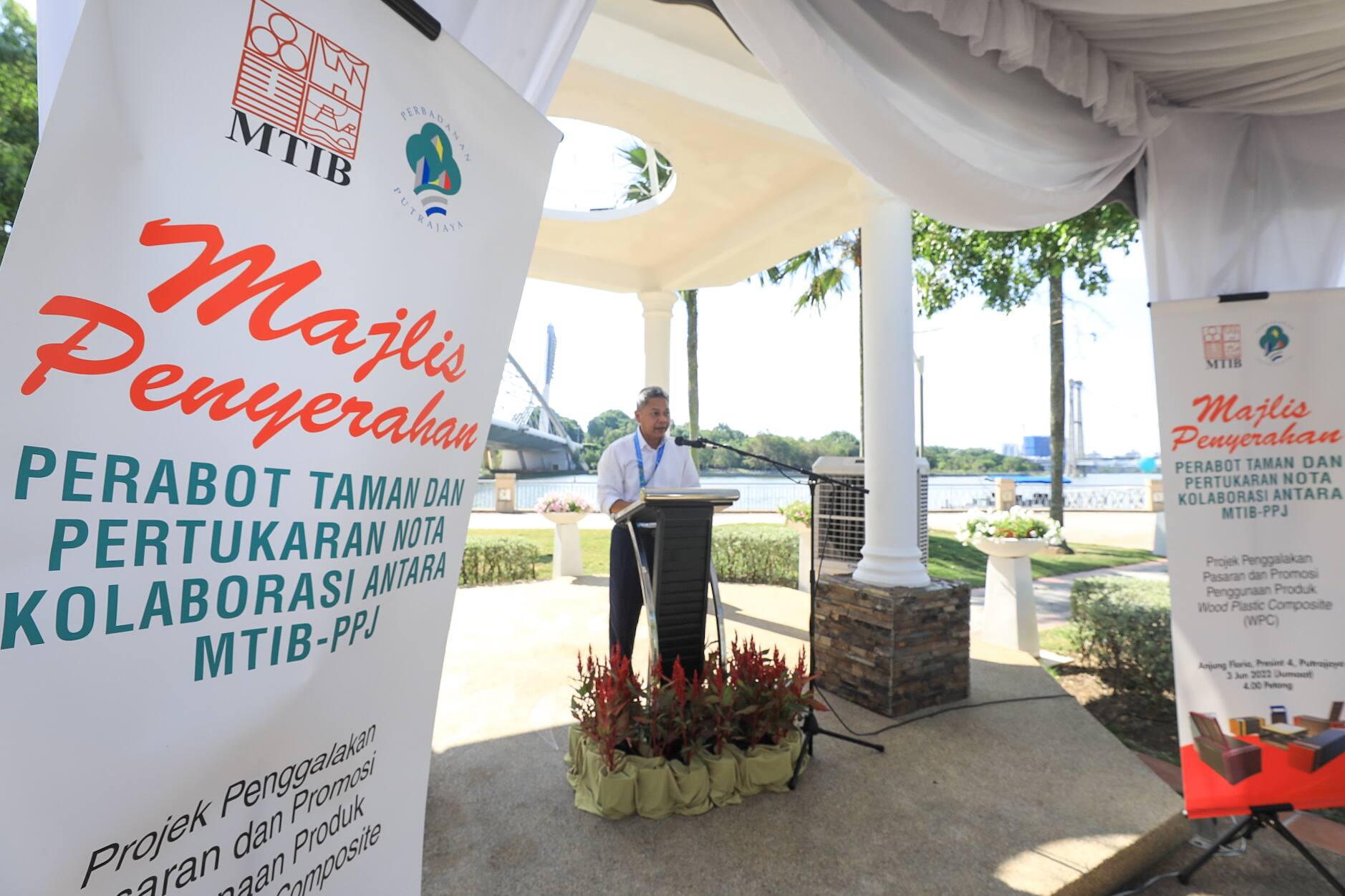 MAJLIS PENYERAHAN PERABOT TAMAN & PERTUKARAN NOTA KOLABORASI ANTARA LEMBAGA PERINDUSTRIAN KAYU MALAYSIA (MTIB) DAN (PPj)